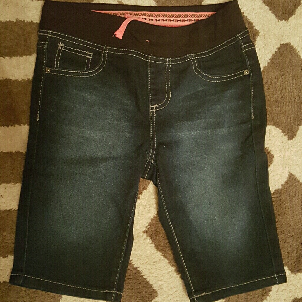 Girls bermuda shorts- EUC. (105)